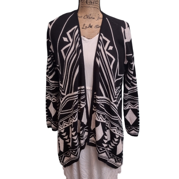 Black and White Waterfall Torrid Cardigan Size 0 - Picture 4 of 11